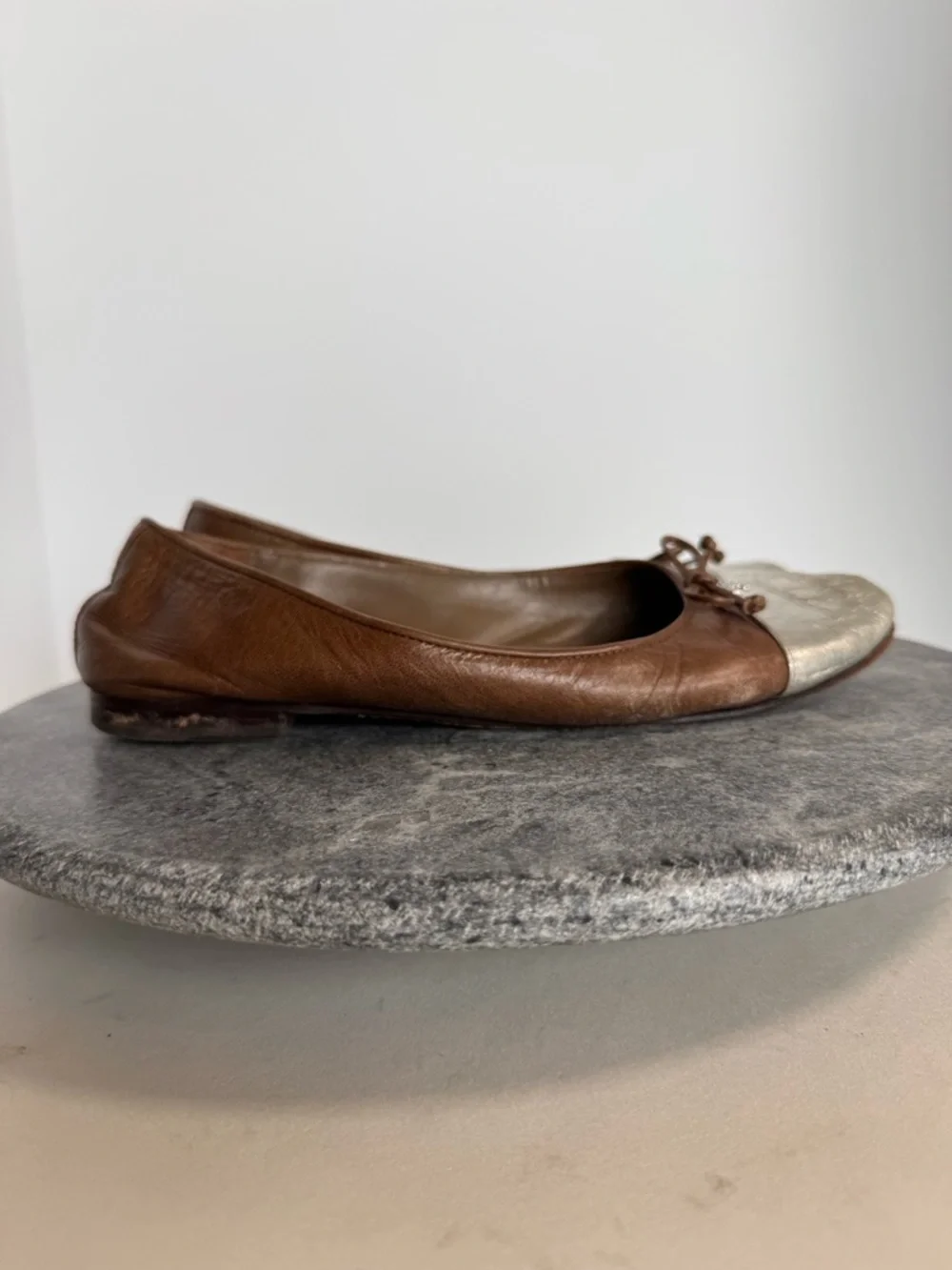 Tory Burch Taupe Cap Toe Ballet Flats Shoes 7.5 Silver Metallic Bow